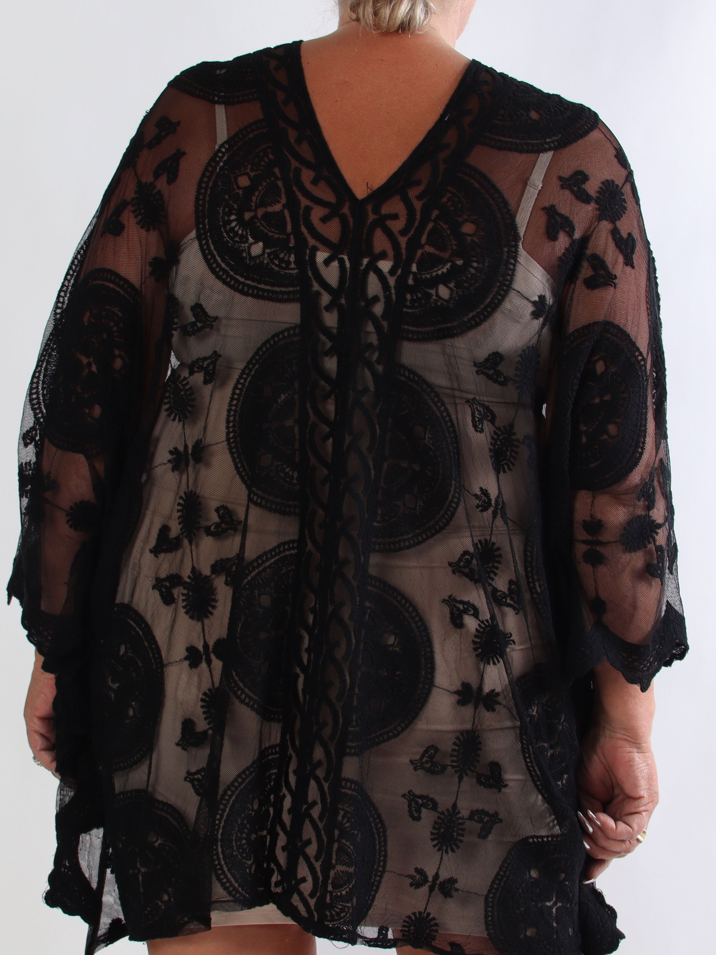 Carmela - Plus size semi-transparent tunikakjole med fine broderede detaljer